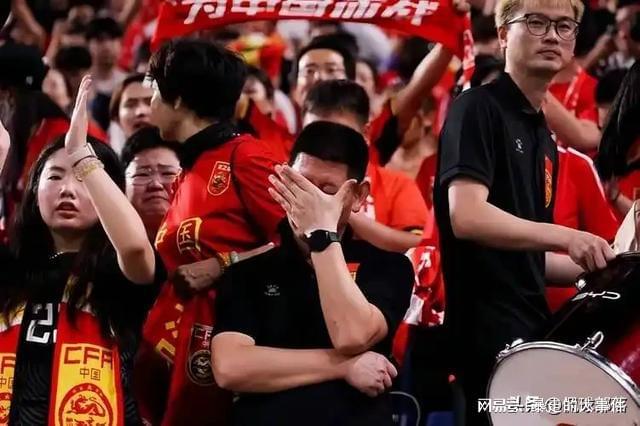 足球赛事风波不断，话题热议不减