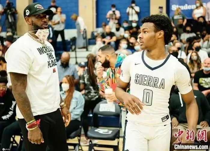 NBA选秀大会在洛杉矶举行，新秀争夺第一顺位